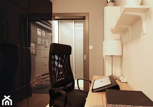 Mieszkanie, Gdańsk Wrzeszcz - Duża beżowa biała z biurkiem sypialnia, styl nowoczesny - zdjęcie od JEDNA DRUGA