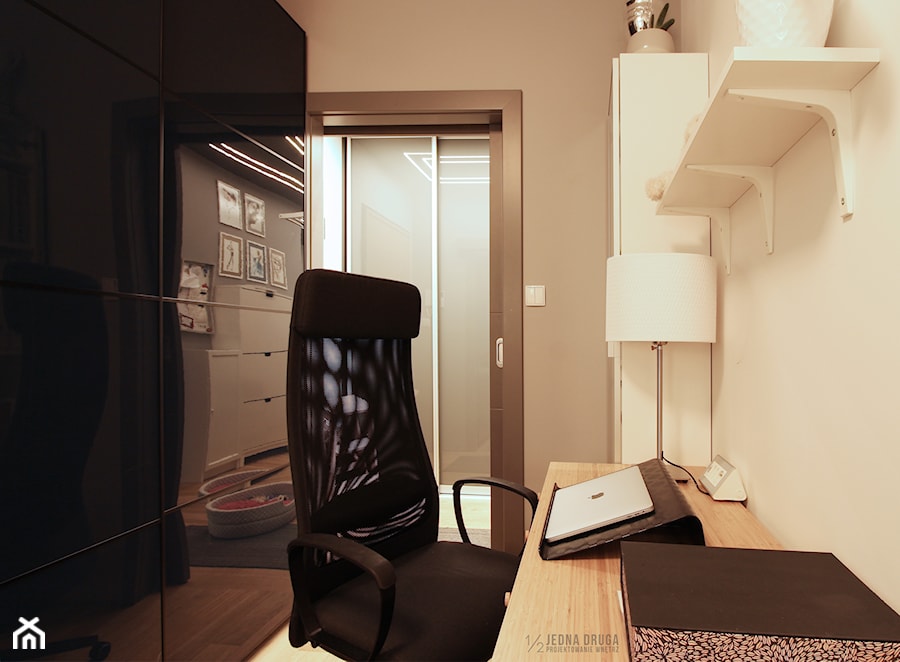 Mieszkanie, Gdańsk Wrzeszcz - Duża beżowa biała z biurkiem sypialnia, styl nowoczesny - zdjęcie od JEDNA DRUGA