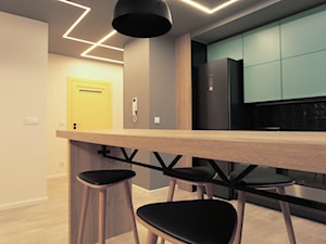 Mieszkanie pod wynajem, Oliwa - realizacja - Średnia otwarta z kamiennym blatem czarna szara z zabudowaną lodówką kuchnia jednorzędowa, styl nowoczesny - zdjęcie od JEDNA DRUGA