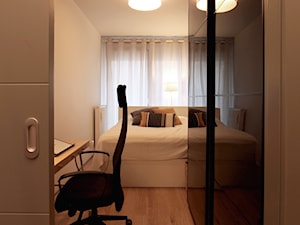 Mieszkanie, Gdańsk Wrzeszcz - Mała biała z biurkiem sypialnia, styl nowoczesny - zdjęcie od JEDNA DRUGA