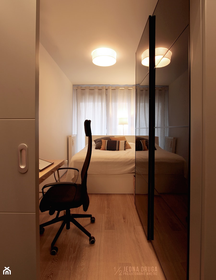 Mieszkanie, Gdańsk Wrzeszcz - Mała biała z biurkiem sypialnia, styl nowoczesny - zdjęcie od JEDNA DRUGA