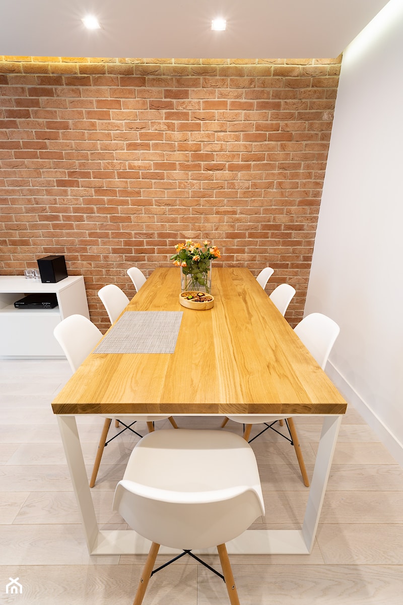 Realizacja projektu mieszkania w Zabrzu - Średnia biała jadalnia w salonie - zdjęcie od Wawoczny Architekt