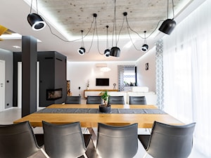 Realizacja wnętrz domu w Paniówkach - Duża czarna szara jadalnia w salonie - zdjęcie od Wawoczny Architekt