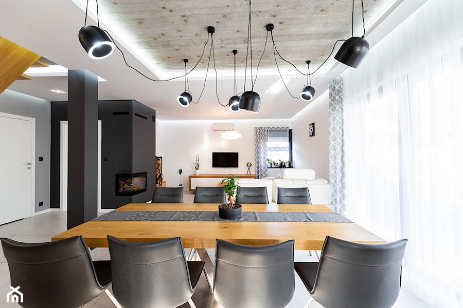 Realizacja wnętrz domu w Paniówkach - Duża czarna szara jadalnia w salonie - zdjęcie od Wawoczny Architekt