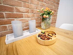 Realizacja projektu mieszkania w Zabrzu - Mała szara jadalnia jako osobne pomieszczenie - zdjęcie od Wawoczny Architekt