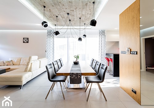 Realizacja wnętrz domu w Paniówkach - Średnia biała jadalnia w salonie - zdjęcie od Wawoczny Architekt