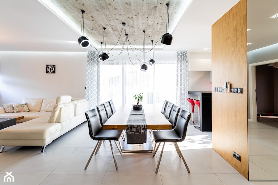 Realizacja wnętrz domu w Paniówkach - Średnia biała jadalnia w salonie - zdjęcie od Wawoczny Architekt