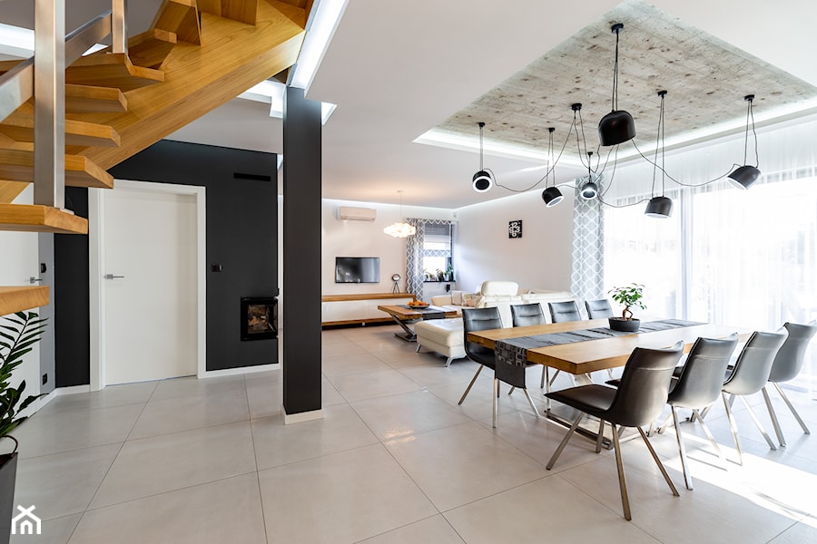 Realizacja wnętrz domu w Paniówkach - Duża biała czarna jadalnia w salonie - zdjęcie od Wawoczny Architekt