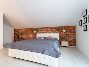 Realizacja wnętrz domu w Paniówkach - Średnia beżowa biała sypialnia na poddaszu - zdjęcie od Wawoczny Architekt