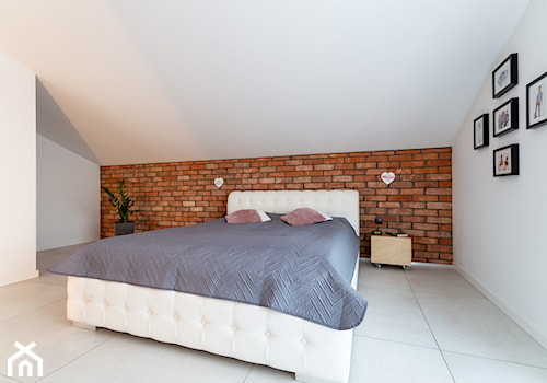 Realizacja wnętrz domu w Paniówkach - Średnia beżowa biała sypialnia na poddaszu - zdjęcie od Wawoczny Architekt