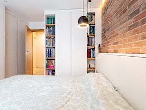 Realizacja projektu mieszkania w Zabrzu - Mała biała brązowa sypialnia - zdjęcie od Wawoczny Architekt