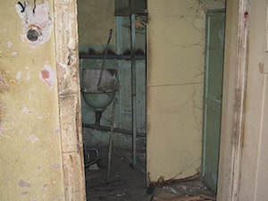 Widok z salonu na przedpokój i łazienkę przed remontem. - zdjęcie od Sonia Matusewicz