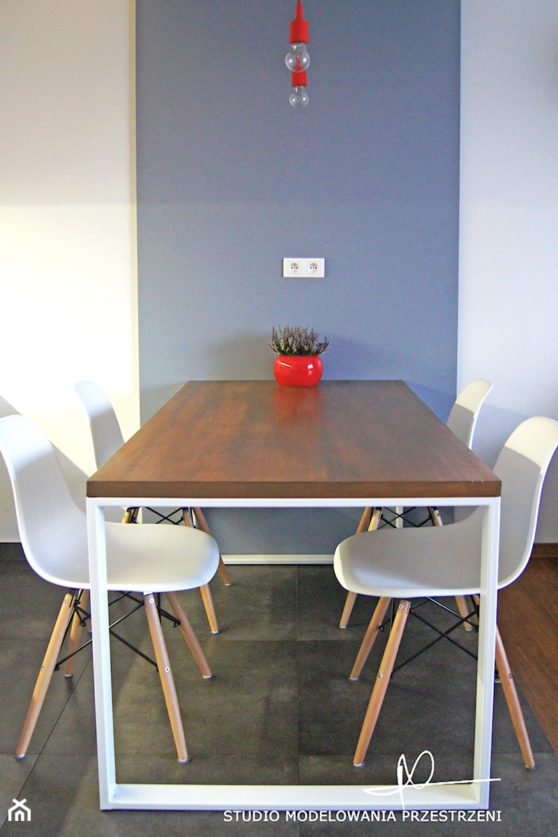 przytulnie i nowocześnie - Mała niebieska szara jadalnia jako osobne pomieszczenie, styl nowoczesny - zdjęcie od Studio Modelowania Przestrzeni