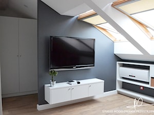 ściana TV a za nią ukryta garderoba - zdjęcie od Studio Modelowania Przestrzeni