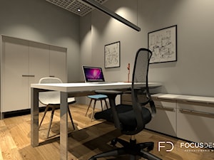 PROJEKT PRZESTRZENI BIUROWEJ W PARYŻU - Średnie w osobnym pomieszczeniu z zabudowanym biurkiem białe szare biuro - zdjęcie od Focus Design