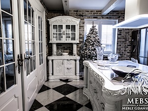 Białe meble do kuchni w starym stylu - kuchenna wyspa biała kredens kuchenny biały - zdjęcie od MebS / MEBLE GDAŃSKIE - Pracownia Rzeźbiarska