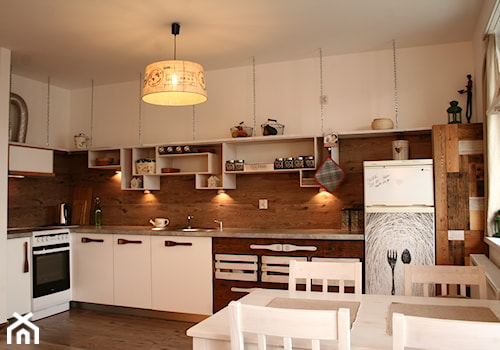 Kuchnia Scalinatella - Duża otwarta szara z zabudowaną lodówką z nablatowym zlewozmywakiem kuchnia w kształcie litery l z oknem, styl rustykalny - zdjęcie od ArchLine