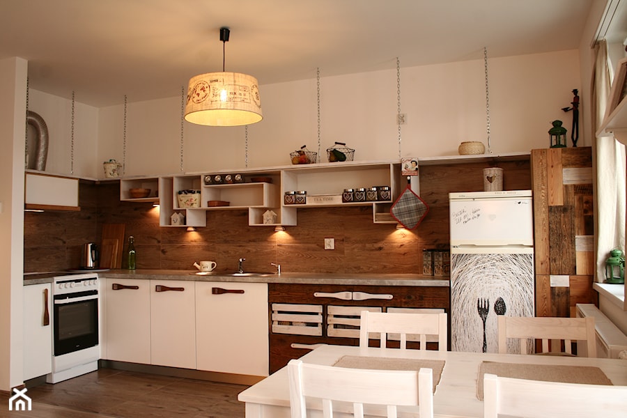 Kuchnia Scalinatella - Duża otwarta szara z zabudowaną lodówką z nablatowym zlewozmywakiem kuchnia w kształcie litery l z oknem, styl rustykalny - zdjęcie od ArchLine