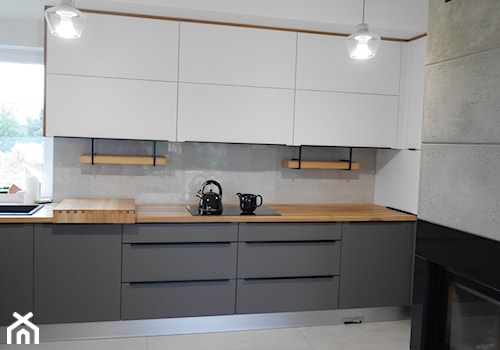 mebel kuchenny 2017 - Średnia otwarta z salonem biała szara z nablatowym zlewozmywakiem kuchnia jednorzędowa z oknem z kompozytem na ścianie nad blatem kuchennym, styl nowoczesny - zdjęcie od ArchLine