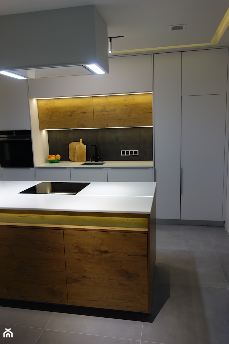 Kuchnia 2017 - Średnia otwarta z salonem z zabudowaną lodówką z podblatowym zlewozmywakiem kuchnia dwurzędowa, styl nowoczesny - zdjęcie od ArchLine