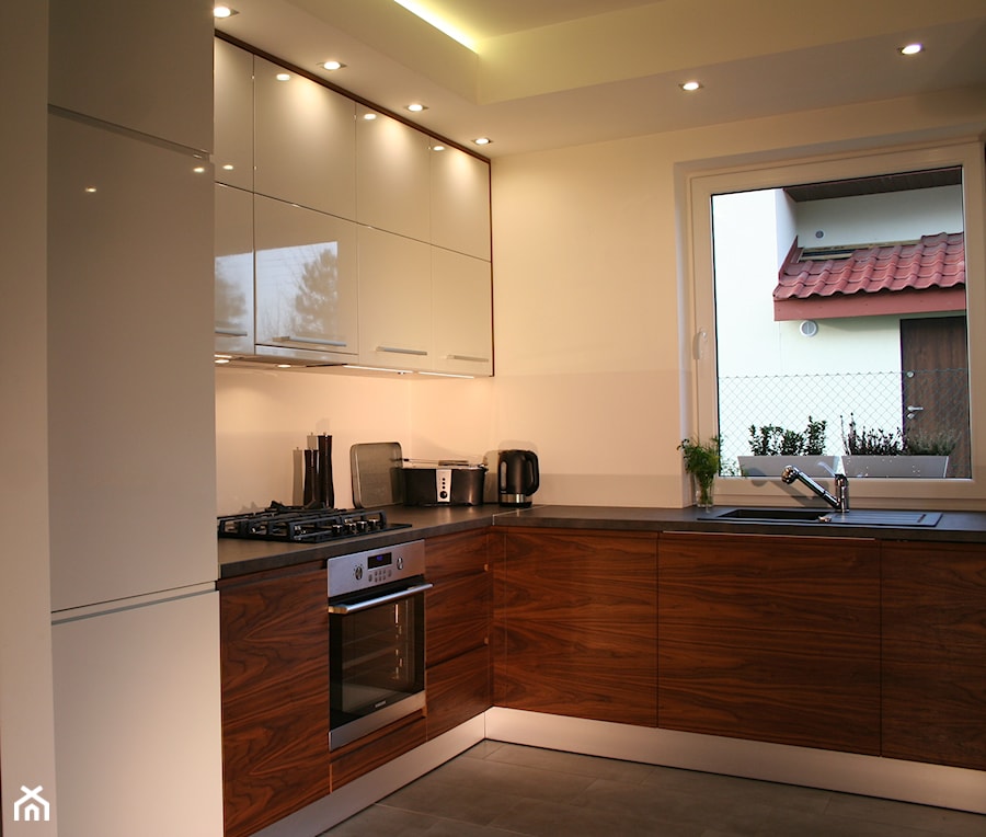 Kuchnie - Średnia otwarta z salonem beżowa z zabudowaną lodówką z nablatowym zlewozmywakiem kuchnia w kształcie litery l, styl nowoczesny - zdjęcie od ArchLine