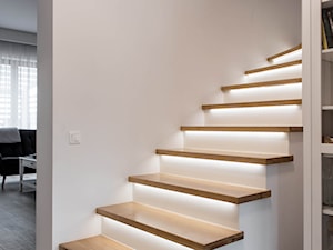 Schody dębowe z oświetleniem LED - Hol / przedpokój, styl nowoczesny - zdjęcie od pracowniadebina