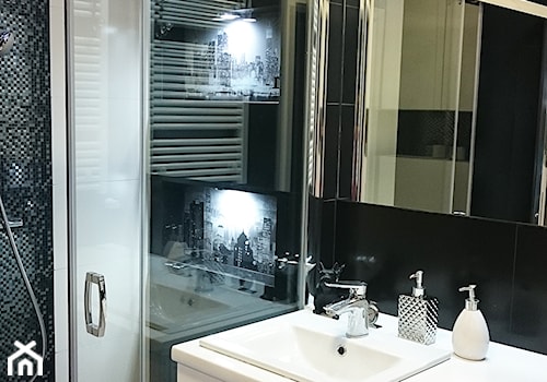 Łazienka w stylu Glamour- ponadczasowa biel i czerń - Mała bez okna z lustrem z punktowym oświetleniem łazienka, styl glamour - zdjęcie od Edmonston Design- Studio Projektowania i Aranżacji Wnętrz
