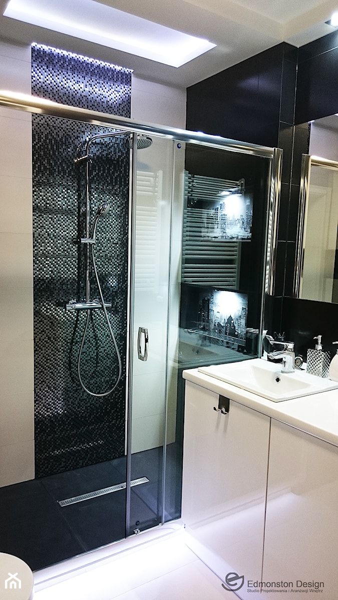 Łazienka w stylu Glamour- ponadczasowa biel i czerń - Średnia bez okna z punktowym oświetleniem łazienka, styl glamour - zdjęcie od Edmonston Design- Studio Projektowania i Aranżacji Wnętrz