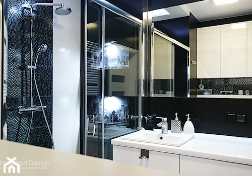 Łazienka w stylu Glamour- ponadczasowa biel i czerń - Mała na poddaszu bez okna z lustrem łazienka, styl glamour - zdjęcie od Edmonston Design- Studio Projektowania i Aranżacji Wnętrz