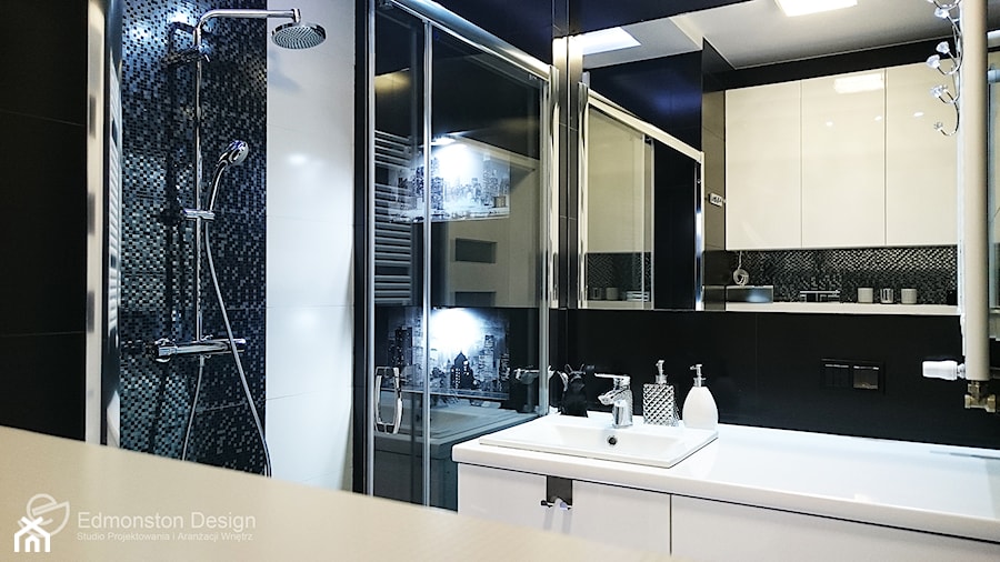 Łazienka w stylu Glamour- ponadczasowa biel i czerń - Mała na poddaszu bez okna z lustrem łazienka, styl glamour - zdjęcie od Edmonston Design- Studio Projektowania i Aranżacji Wnętrz