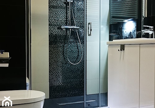 Łazienka w stylu Glamour- ponadczasowa biel i czerń - Mała na poddaszu bez okna łazienka, styl glamour - zdjęcie od Edmonston Design- Studio Projektowania i Aranżacji Wnętrz