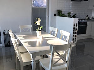 Realizacja domu - Średnia biała jadalnia w kuchni - zdjęcie od KasiaStachura