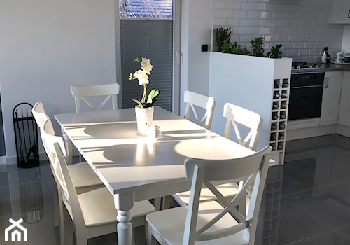 Realizacja domu - Średnia biała jadalnia w kuchni - zdjęcie od KasiaStachura