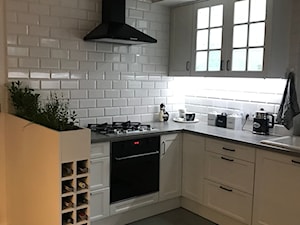 Realizacja domu - Mała otwarta biała z zabudowaną lodówką z lodówką wolnostojącą z nablatowym zlewozmywakiem kuchnia w kształcie litery l - zdjęcie od KasiaStachura