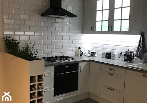 Realizacja domu - Mała otwarta biała z zabudowaną lodówką z lodówką wolnostojącą z nablatowym zlewozmywakiem kuchnia w kształcie litery l - zdjęcie od KasiaStachura