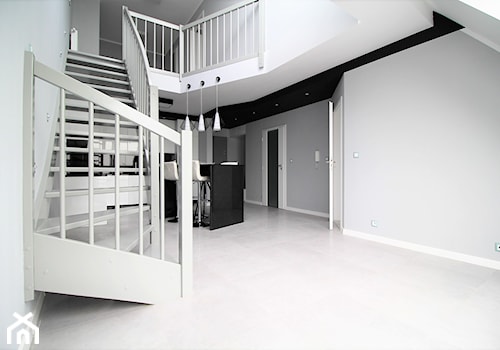 Dwupoziomowe na Długiej - Biały salon z kuchnią z jadalnią, styl nowoczesny - zdjęcie od OPEN HOUSE INVEST