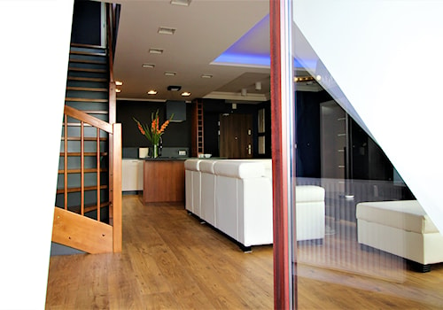 Długa Apartament - Średni biały czarny salon z kuchnią - zdjęcie od OPEN HOUSE INVEST