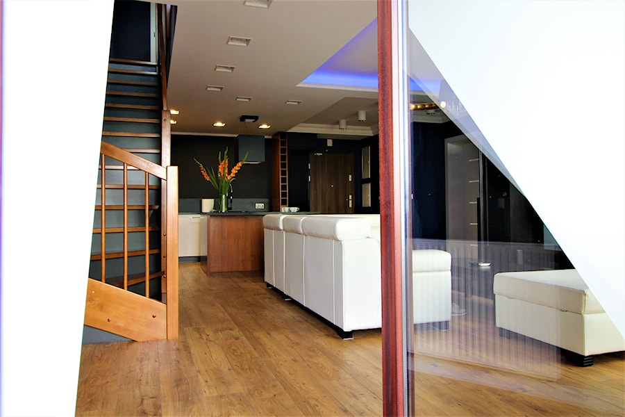 Długa Apartament - Średni biały czarny salon z kuchnią - zdjęcie od OPEN HOUSE INVEST