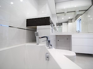 Dwupoziomowe na Długiej - Mała na poddaszu z lustrem łazienka z oknem, styl nowoczesny - zdjęcie od OPEN HOUSE INVEST