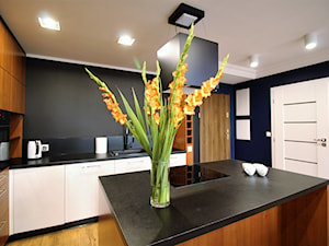 Długa Apartament - Duża otwarta czarna niebieska z zabudowaną lodówką z podblatowym zlewozmywakiem kuchnia w kształcie litery l z wyspą lub półwyspem - zdjęcie od OPEN HOUSE INVEST