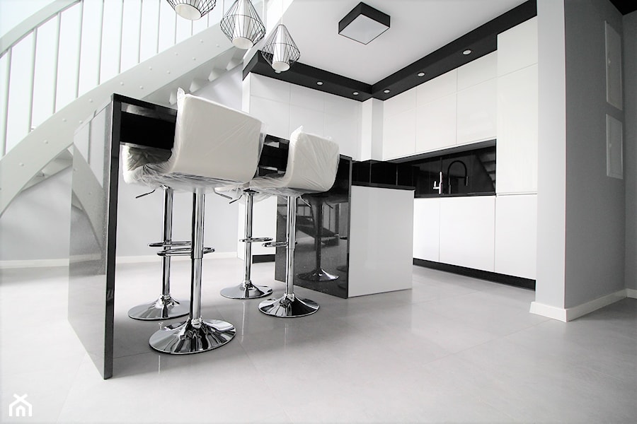 Dwupoziomowe na Długiej - Średnia biała szara jadalnia w kuchni, styl nowoczesny - zdjęcie od OPEN HOUSE INVEST