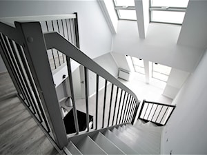 Dwupoziomowe na Długiej - Duży biały hol / przedpokój, styl nowoczesny - zdjęcie od OPEN HOUSE INVEST