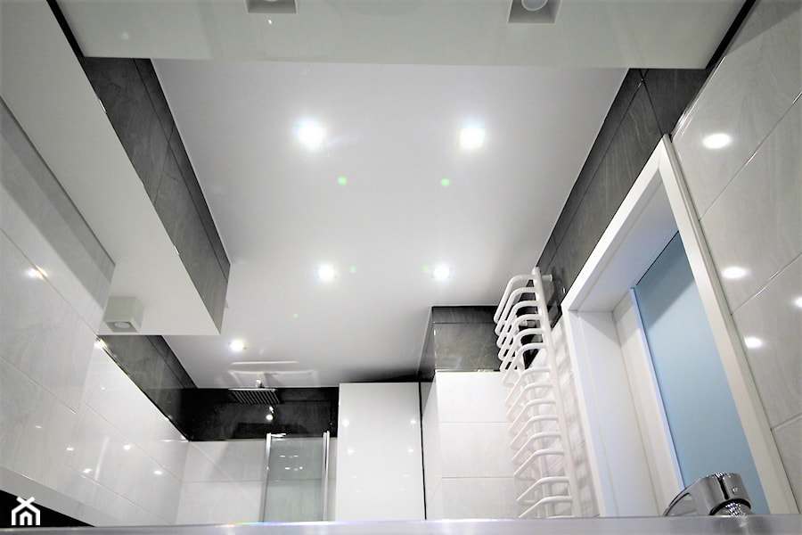 Dwupoziomowe na Długiej - Mała na poddaszu bez okna łazienka, styl nowoczesny - zdjęcie od OPEN HOUSE INVEST