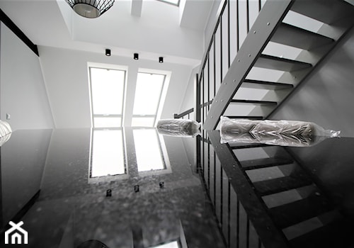 Dwupoziomowe na Długiej - Duża biała szara jadalnia jako osobne pomieszczenie, styl nowoczesny - zdjęcie od OPEN HOUSE INVEST