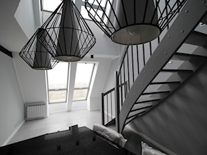 Dwupoziomowe na Długiej - Duży czarny szary hol / przedpokój, styl nowoczesny - zdjęcie od OPEN HOUSE INVEST