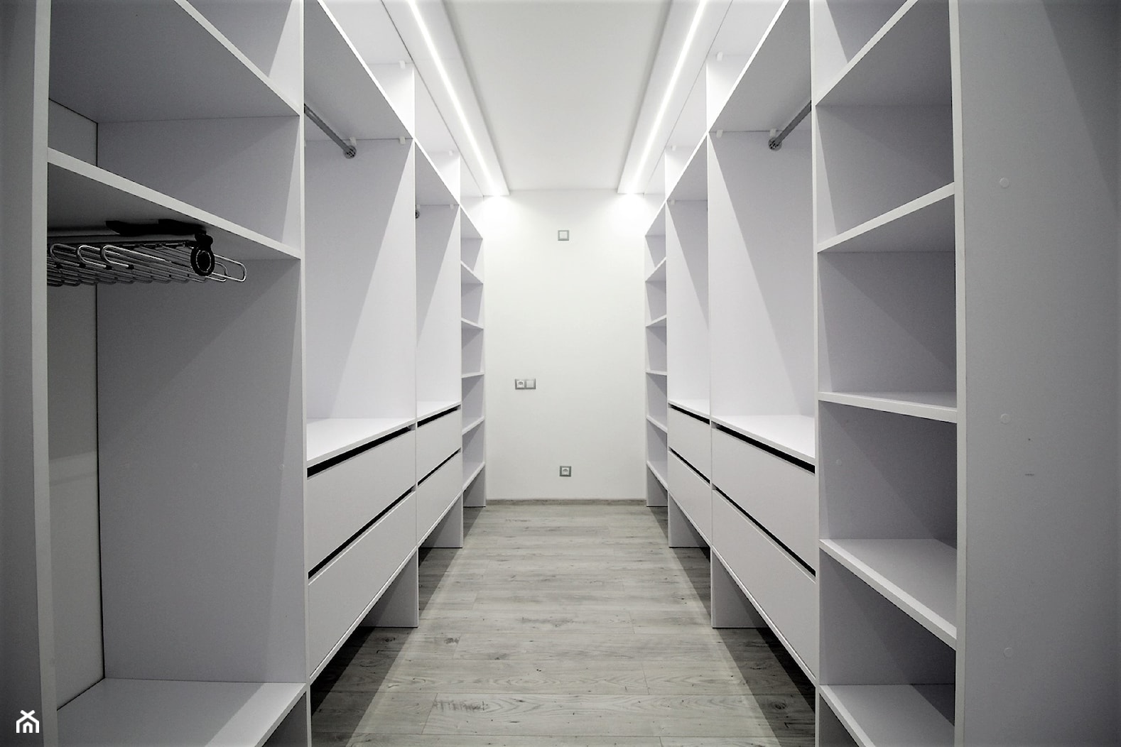 Dwupoziomowe na Długiej - Duża otwarta garderoba oddzielne pomieszczenie, styl tradycyjny - zdjęcie od OPEN HOUSE INVEST - Homebook