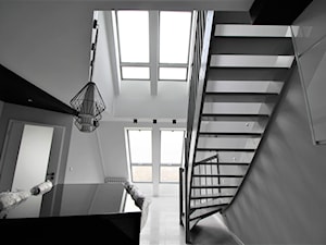 Dwupoziomowe na Długiej - Średnia biała szara jadalnia jako osobne pomieszczenie, styl nowoczesny - zdjęcie od OPEN HOUSE INVEST