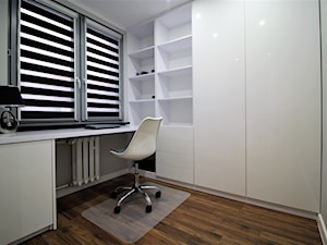 Wysoki standard na Saturna - Małe w osobnym pomieszczeniu z zabudowanym biurkiem szare biuro, styl nowoczesny - zdjęcie od OPEN HOUSE INVEST
