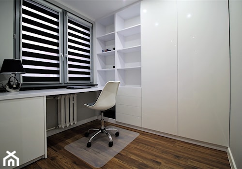 Wysoki standard na Saturna - Małe w osobnym pomieszczeniu z zabudowanym biurkiem szare biuro, styl nowoczesny - zdjęcie od OPEN HOUSE INVEST