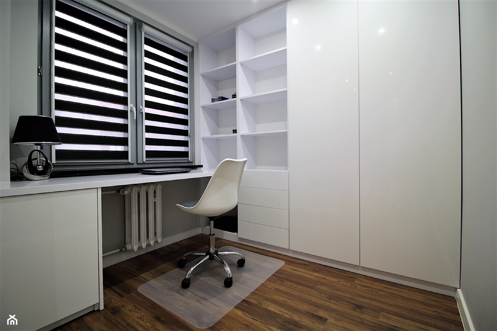 Wysoki standard na Saturna - Małe w osobnym pomieszczeniu z zabudowanym biurkiem szare biuro, styl nowoczesny - zdjęcie od OPEN HOUSE INVEST - Homebook